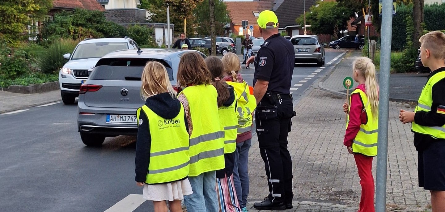 Barna observerer trafikken foran skolen.