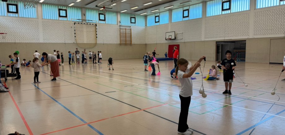 Barn på trening i gymsalen