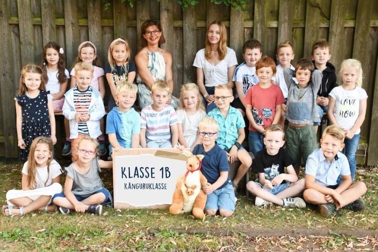 Barn sammen med klasselæreren og klassens dyr