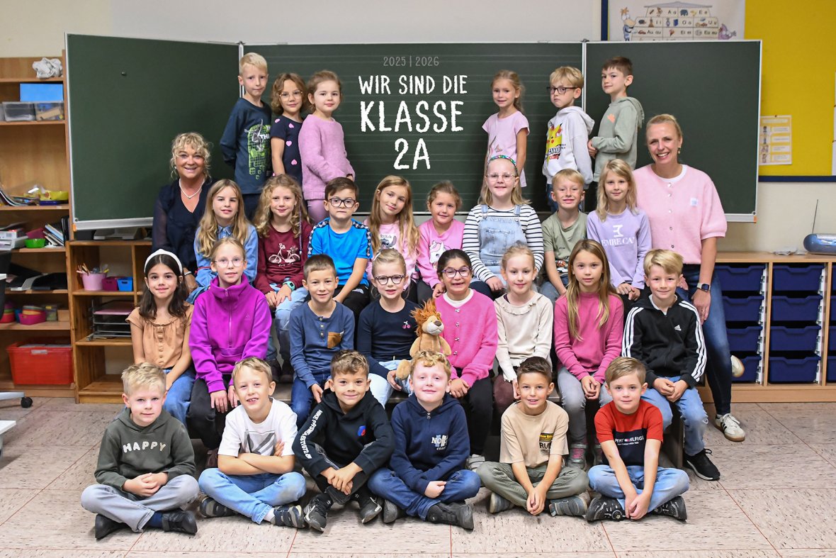 Barn i løveklassen sammen med klasselærerne sine.