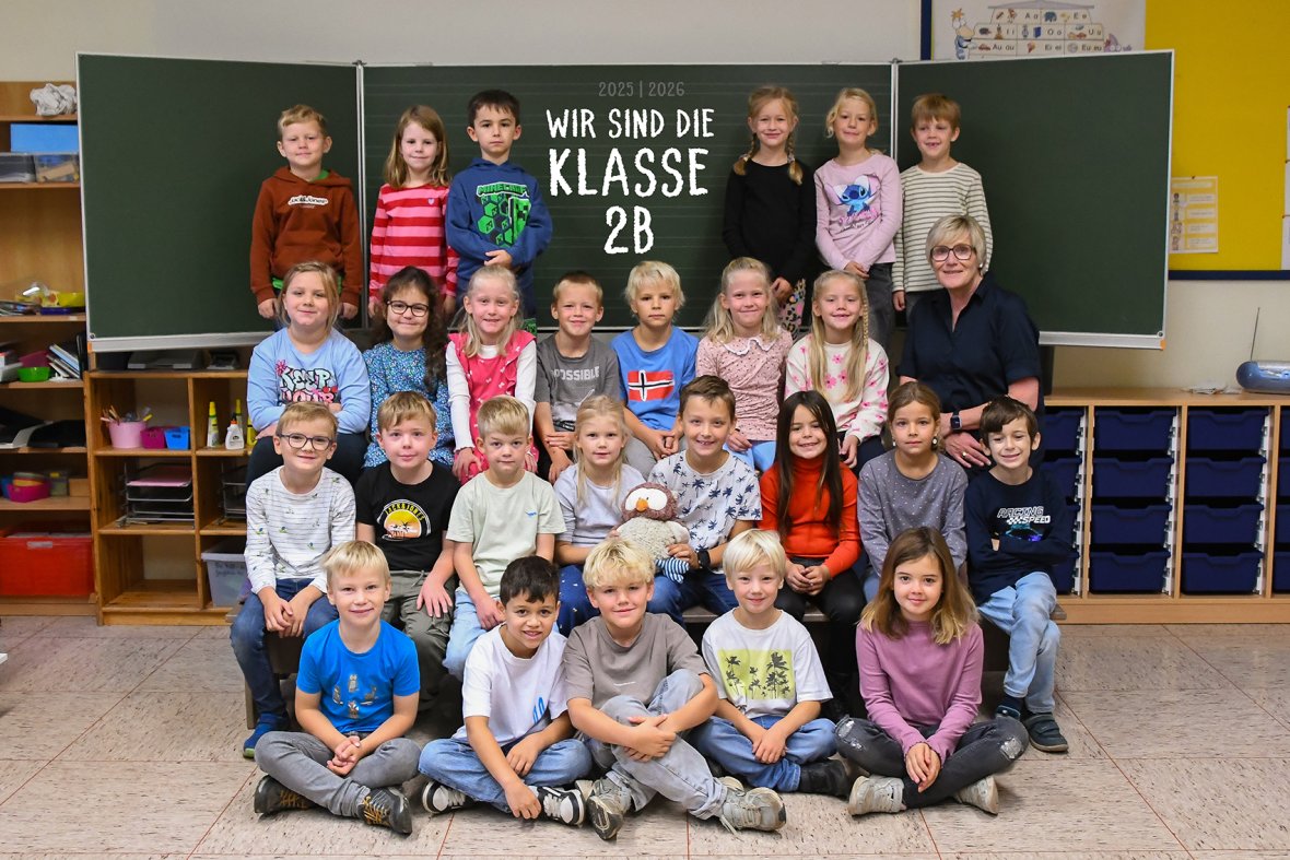 Barn i ugleklassen sammen med klasselæreren sin.
