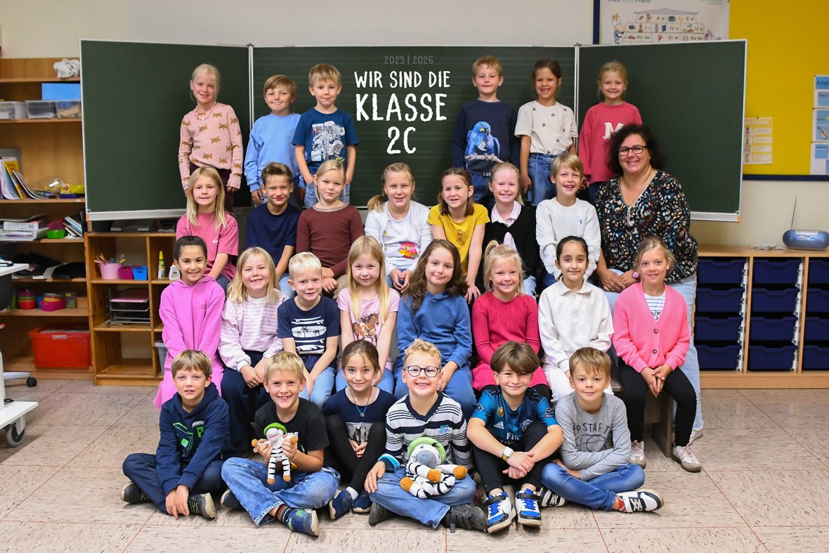 Barn i sebraklassen sammen med klasselæreren sin.