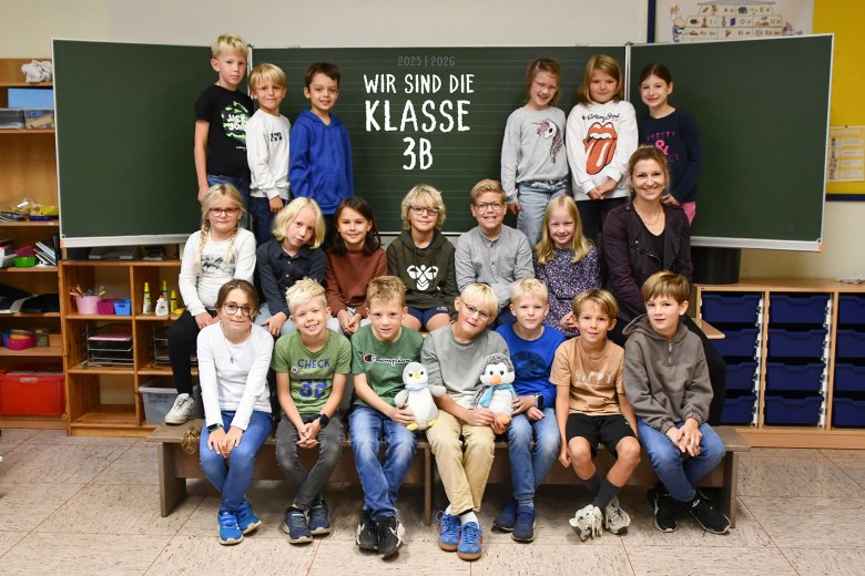 Barn i pingvinklassen sammen med klasselæreren sin.