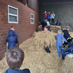 Kinderen spelen in het stro.