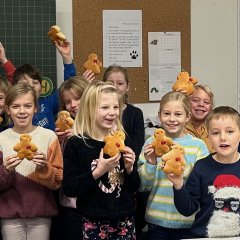 Groepsfoto van de kinderen in klas 3a met hun merrieparels.