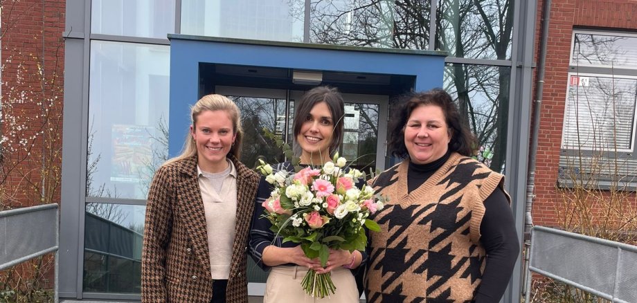 Christina Hemling omringd door haar mentoren Sarah Wittrock (links) en Birgit Jansen (rechts)