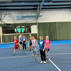 Kinderen spelen tennis.