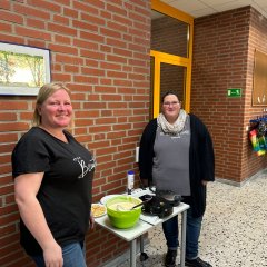 Moeders bakken wafels voor de kinderen in klas 1a.