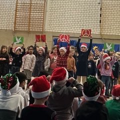 De kinderen van klas 2 hebben zich opgesteld om hun lied te presenteren.