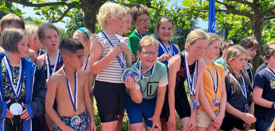 De deelnemers aan de gemengde vrije slag estafette tijdens de prijsuitreiking.