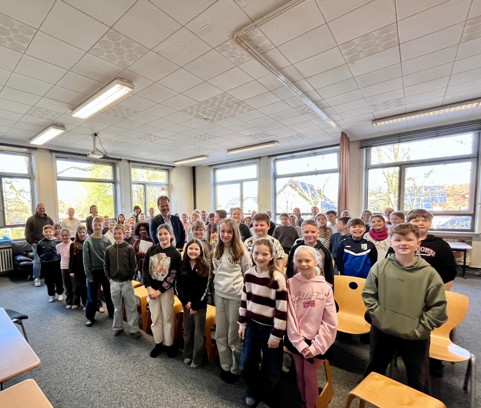 De burgemeester met de leerlingen van de vierde klas.