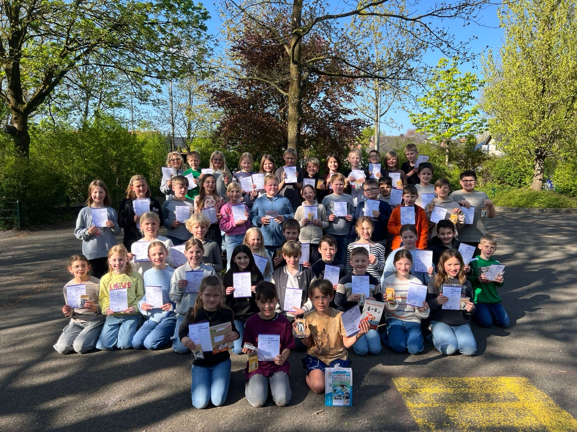 Kinderen die deelnamen aan de kangoeroewedstrijd met hun certificaat.