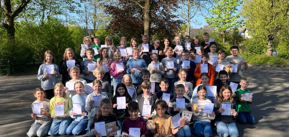 Kinderen die deelnamen aan de kangoeroewedstrijd met hun certificaat.