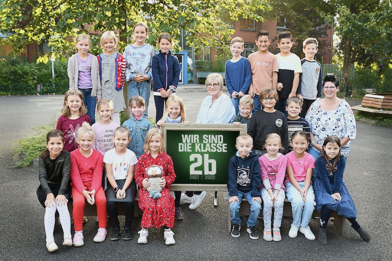 Kinderen met hun klassenleraar en het dier van de klas