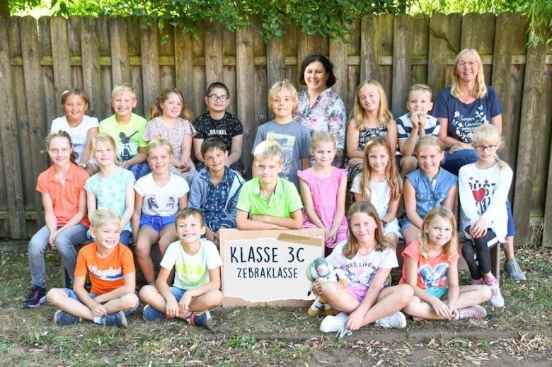 Kinderen met hun klassenleraren en het dier van de klas