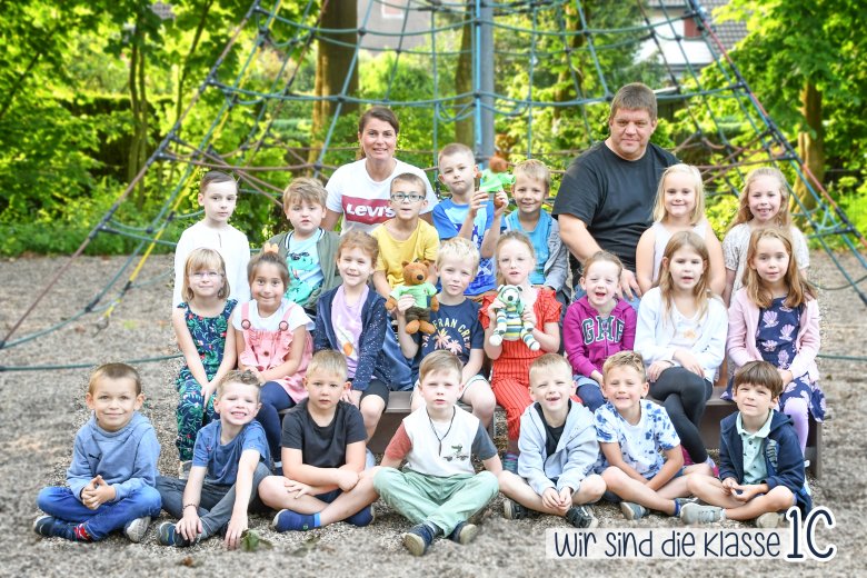 Kinderen van de berenklas met hun klassenleraar en het dier van de klas