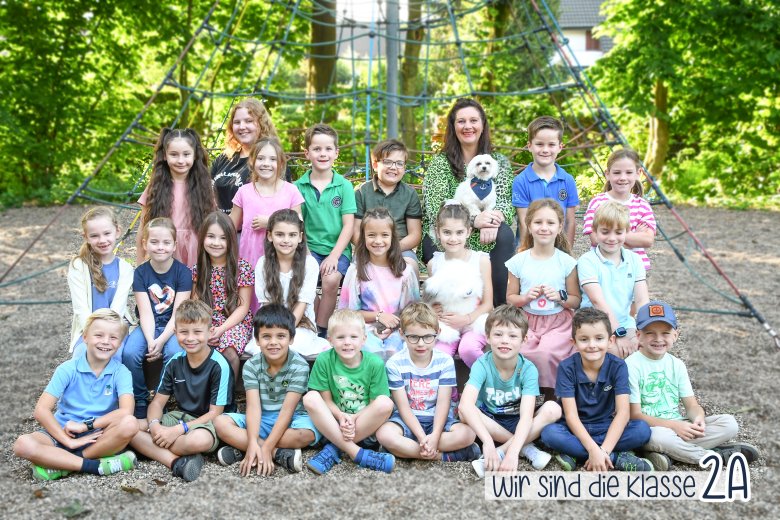 Kinderen van de Paws klas met hun klassenlerares, de schoolhond Lisbeth en het huisdier van de klas