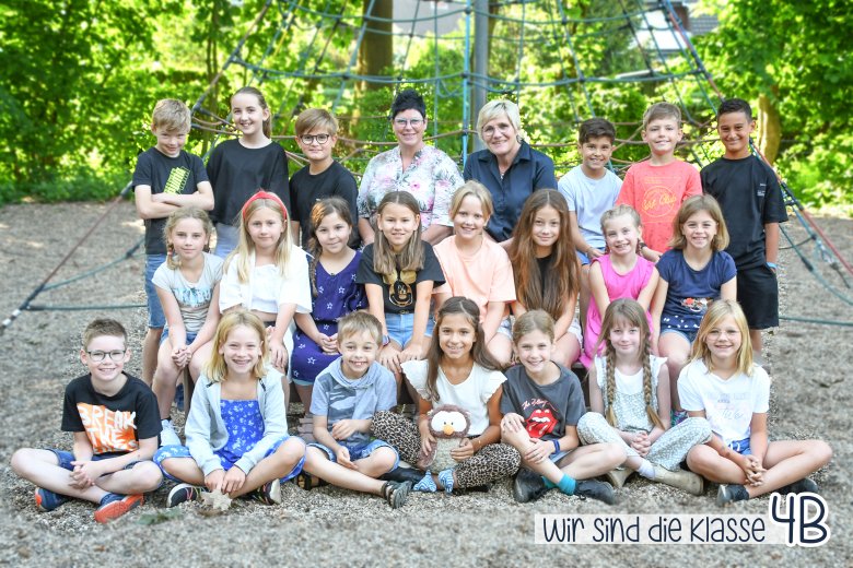 Kinderen van de uilklas met hun klassenleraar en het dier van de klas