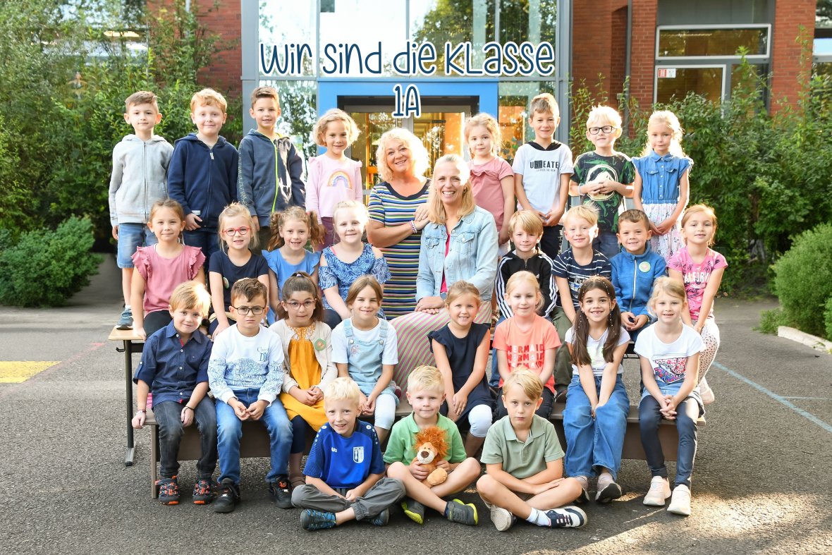 Kinderen in de leeuwenklas met hun klassenleraar en het dier van de klas