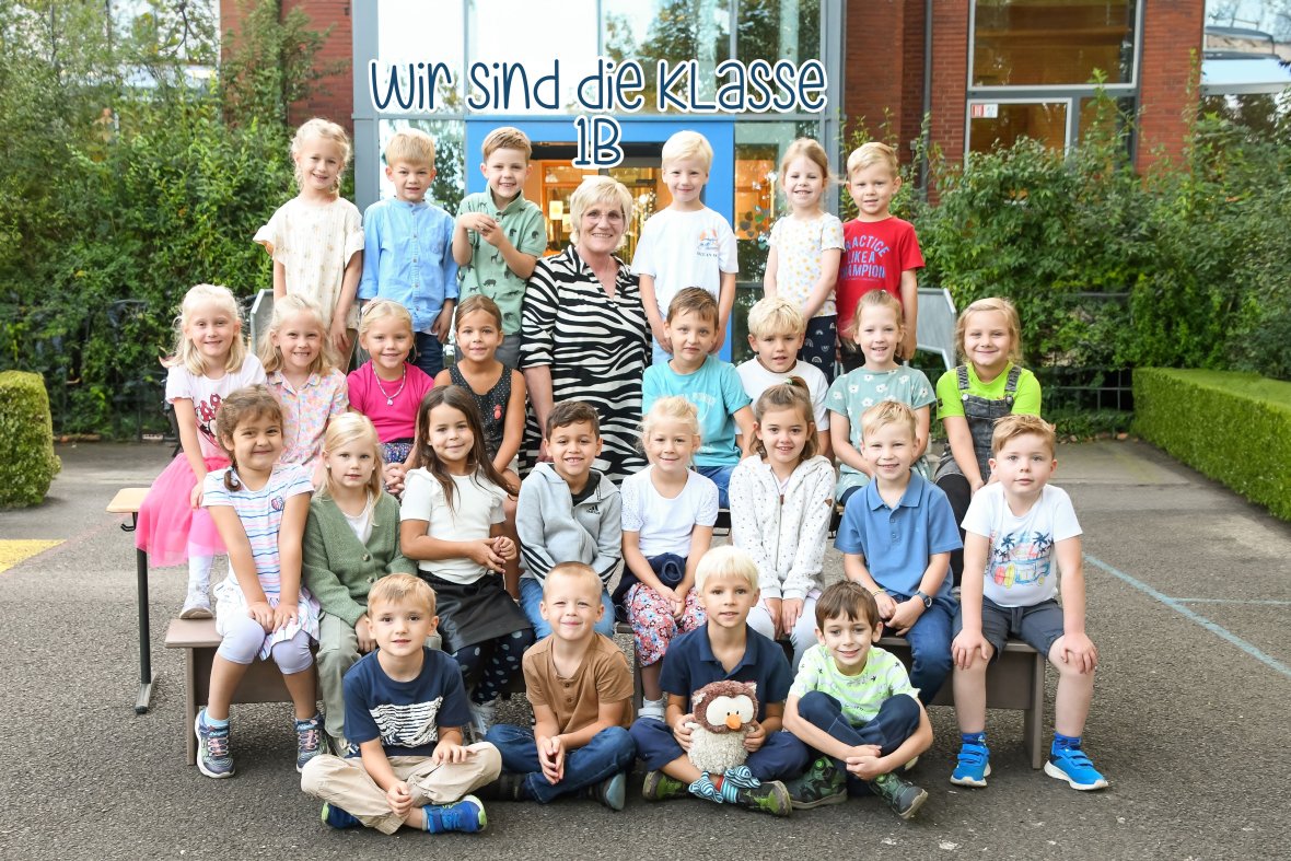 Kinderen van de uilklas met hun klassenleraar en het dier van de klas