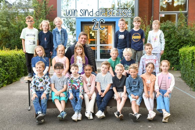 Kinderen van de berenklas met hun klassenleraar en het dier van de klas