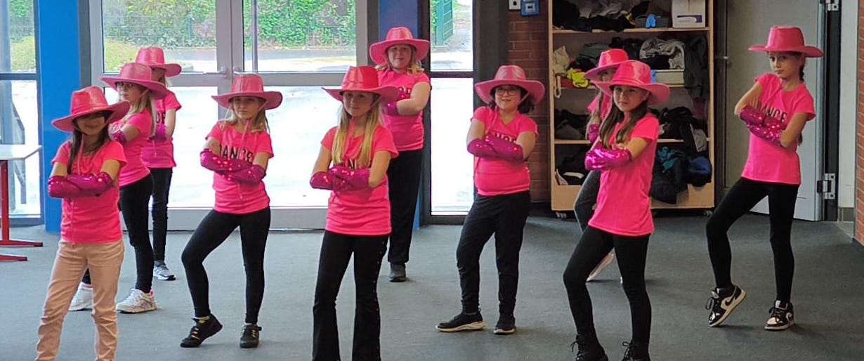 Kinderen uit klas 3 en 4 tijdens hun optreden.