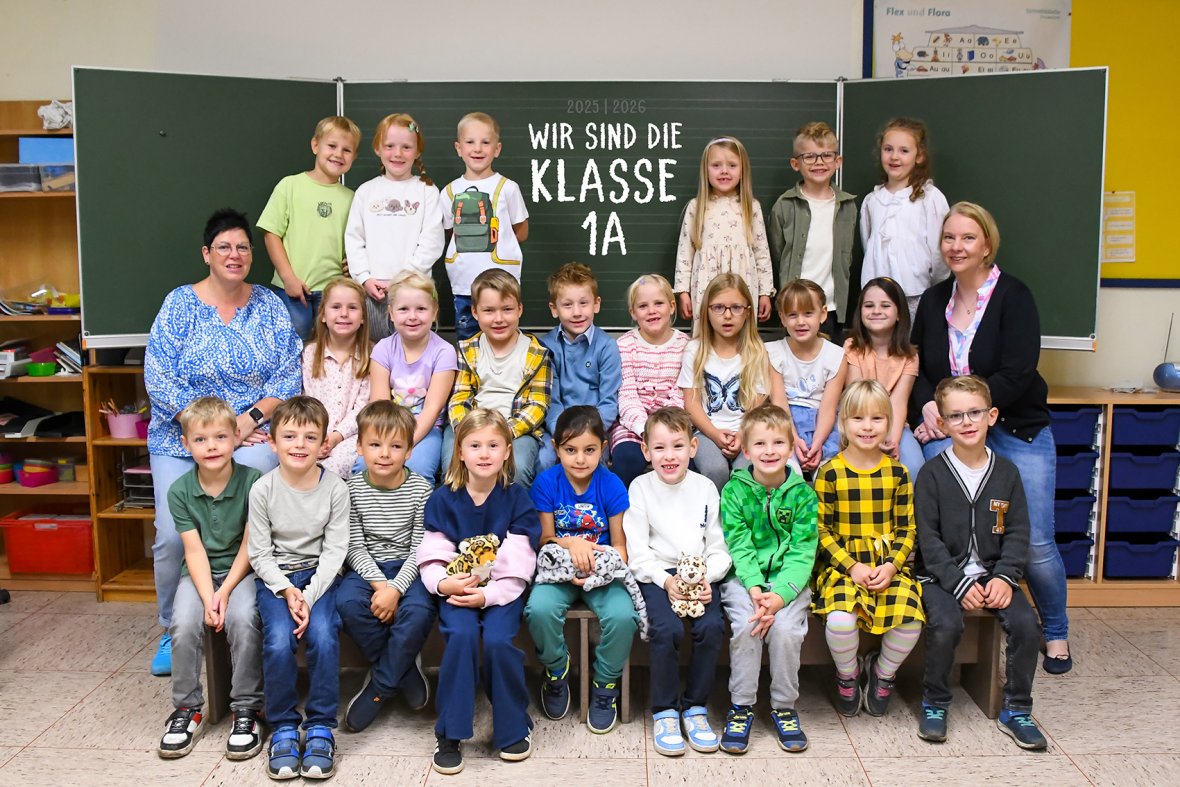 Dzieci z klasy Jaguar z wychowawcą i przedstawicielem DaZ.