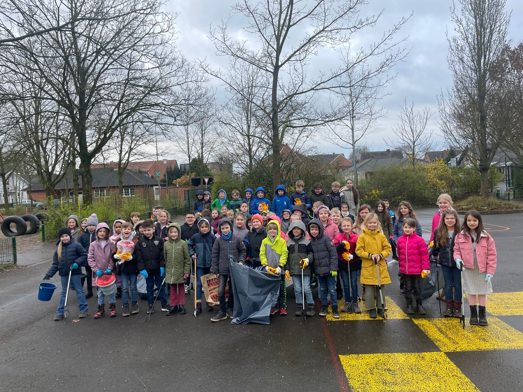 As crianças do segundo ano depois de uma caça ao lixo bem sucedida.