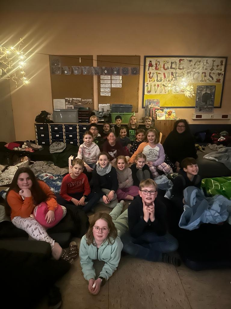 As crianças da turma 4c estão ansiosas pela sua noite de leitura.