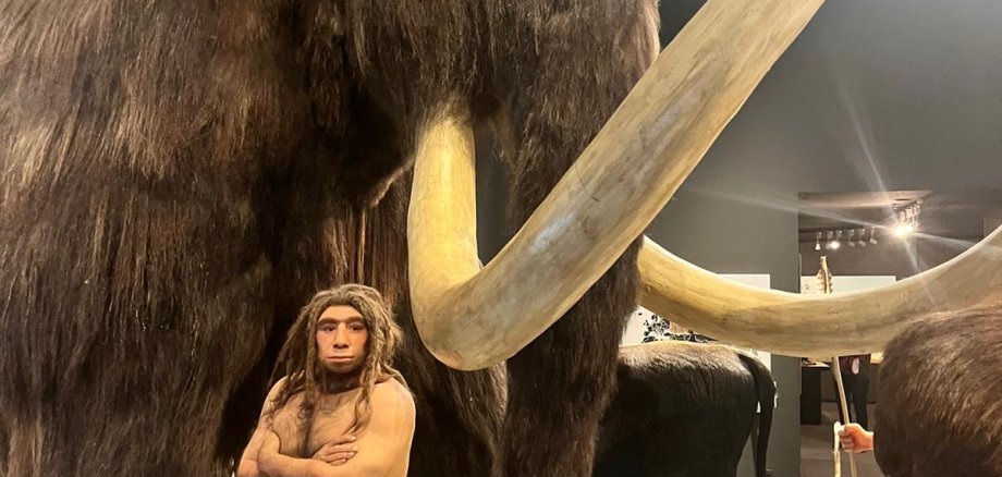 Um mamute e um Neandertal.