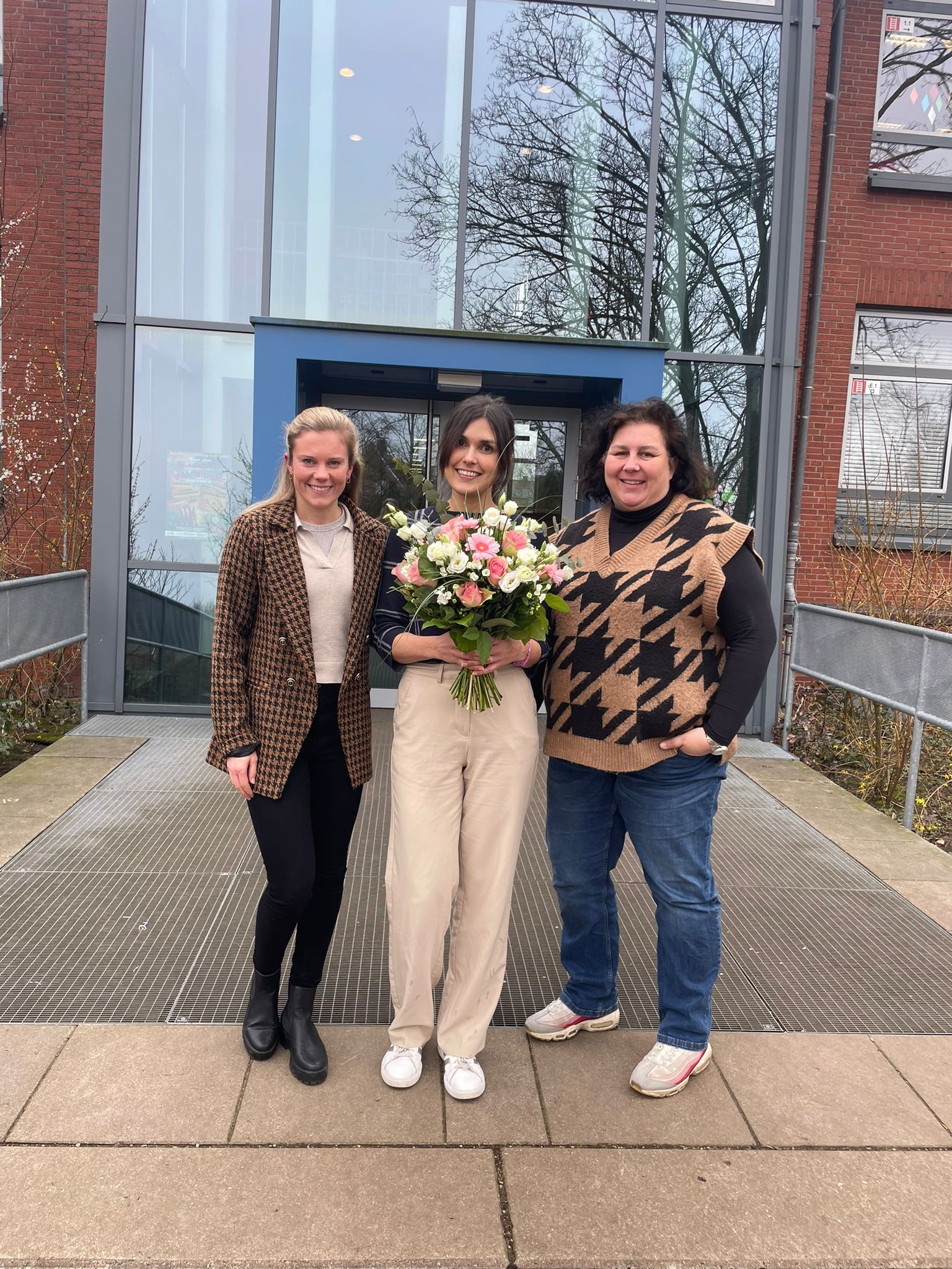 Christina Hemling rodeada pelas suas mentoras Sarah Wittrock (à esquerda) e Birgit Jansen (à direita)