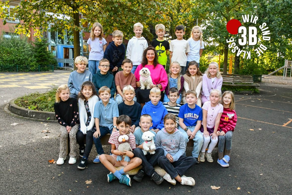 Copiii din clasa bufnițelor cu învățătoarea lor.