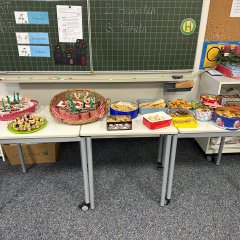 Печенье и кексы, подаваемые в виде вкусного шведского стола.