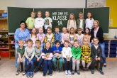 Дети из класса Jaguar со своим классным руководителем и представителем DaZ.