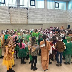 Deti z Georgschule tancujú spolu s Dinkelfunken.