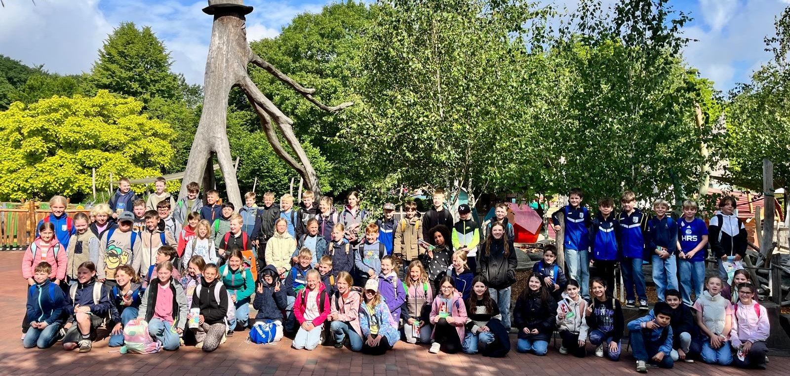 Spoločná fotografia štvrtých tried v areáli Ketteler Hof.