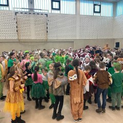 Otroci šole Georgschule plešejo skupaj s skupino Dinkelfunken.