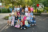 Otroci v razredu zebre z razrednim učiteljem.