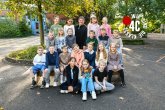 Otroci iz razreda »Medvedki« s svojim razrednikom.
