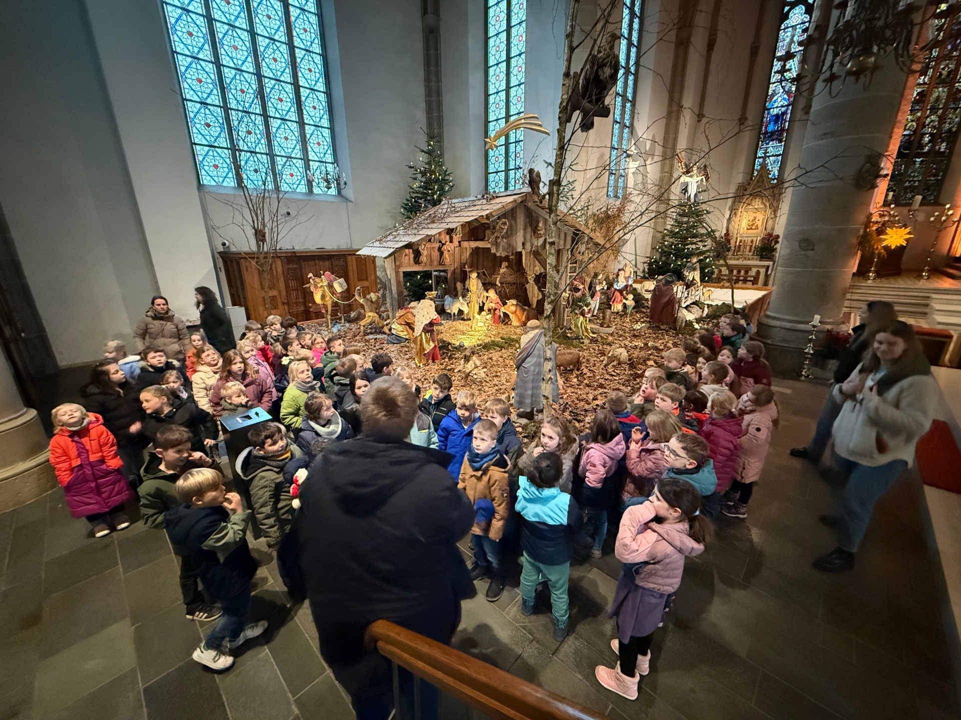 Barn står framför daghemmet.